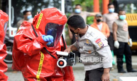 Instruktur menjelaskan penggunaan alat kepada relawan saat simulasi penanganan bencana kimia, biologi, dan radioaktif (KBR) di BPBD DIY, Yogyakarta, Kamis (18/3). Tim gabungan dari Brimob Polda DIY, TRC BPBD DIY, Basarnas, SAR Sabhara Polda DIY, SAR DIY, dan BATAN terlibat dalam simulasi ini. Sekitar 60 personel mengikuti pelatihan ini. Materi yang diberikan mulai dari teori penanganan, peralatan, hingga simulasi cara penanganan. (Ilustrasi)