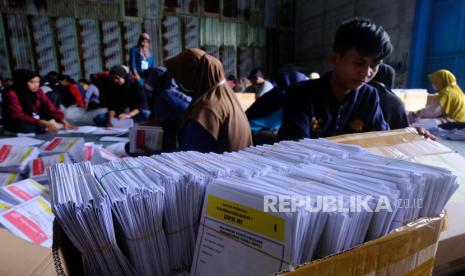 Pekerja melipat surat suara Pemilu 2024 di gudang BRU, Sungai Raya, Kabupaten Kubu Raya, Kalimantan Barat, Rabu (3/1/2024).  KPU Kabupaten Kubu Raya memberdayakan 470 pekerja untuk pelipatan tiga jenis surat suara yaitu DPR, DPRD Provinsi dan DPRD Kabupaten/Kota sebanyak 456.680 surat suara. 