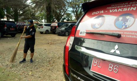 Tim Safari Ramadhan Pemerintah Aceh Bersama Pegawai PP Lambada Lhok Bersihkan Masjid