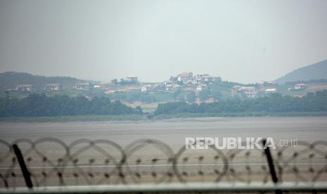 Pemandangan daerah Gaepung-gun di sisi Korea Utara dari Zona Demiliterisasi (DMZ), seperti yang terlihat dari observatorium Odusan di Paju, Gyeonggi-do, Korea Selatan, 17 Juni 2020.