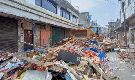 Petugas dengan alat berat mengevakuasi sisa lapak pedagang saat upaya penertiban di Jalan Ciwangi dan Yulius Usman, Kota Sukabumi, Jawa Barat, Kamis (24/8/2023).