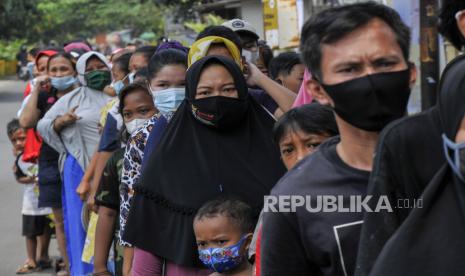 Sejumlah warga antre untuk membeli nasi beserta lauk pauk dengan harga Rp2 ribu di Rawalumbu, Bekasi, Jawa Barat, Jumat (3/9/2021). Aksi sosial menyediakan paket makanan sebanyak 250 porsi dengan beragam lauk pauk seharga hanya Rp2 ribu per bungkus tersebut digelar untuk membantu warga yang terdampak pandemi. 