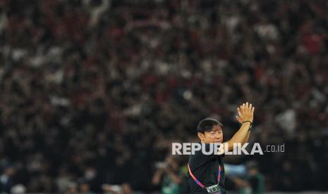 Pelatih timnas Indonesia Shin Tae-Yong menyapa suporter usai kemenangan timnas atas Arab Saudi pada laga keenam Grup C Babak Ketiga Kualifikasi Piala Dunia 2026 Zona Asia di Stadion Utama Gelora Bung Karno (SUGBK), Jakarta, Selasa (19/11/2024). Timnas Indonesia berhasil menang atas Saudi Arabia dengan skor 2-0 melalui dua gol dari Marselino Ferdinan pada menit ke-32 dan menit ke-57.