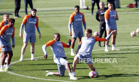 Inter Milan players Marcus Thuram (L) and Nicolo Barella participate in a training session of the team in Milan, Italy, 19 February 2024. Inter face Atletico Madrid in a UEFA Champions League Round of 16, 1st leg soccer match on 20 February 2024.  