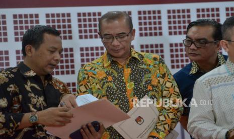 Ketua KPU Hasyim Asyari (tengah) berbincang dengan  Komisioner KPU Yulianto Sudrajat (kanan) dan Sekjen KPU Bernad Dermawan Sutrisno saat memberikan keterangan pers terkait Pembentukan Badan Ad Hoc Penyelenggara Pemilu Tahun 2024 untuk PPK dan PPS di Gedung KPU, Jakarta, Kamis (17/11/2022). KPU akan melakukan rekrutmen jajaran badan Ad hoc Pemilu Tahun 2024 untuk PPK dan PPS secara bekelanjutan mulai tanggal 20 November 2022. Republika/Prayogi