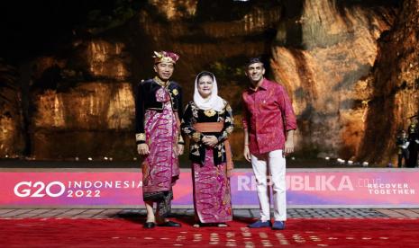 (Kiri-Kanan) Presiden Indonesia Joko Widodo dan istrinya Iriana Joko Widodo menyambut Perdana Menteri Inggris Rishi Sunak pada Jamuan Makan Malam Pemimpin G20 di Taman Budaya Garuda Wisnu Kencana di Bali, Indonesia, 15 November 2022. Kelompok Dua Puluh Ke-17 (G20) KTT Kepala Negara dan Pemerintahan berlangsung dari 15 hingga 16 November 2022.