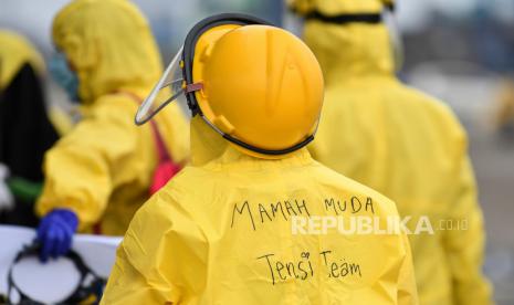 Petugas dari Kantor Kesehatan Pelabuhan (KKP) Kelas I Tanjung Priok mengenakan APD saat melaksanakan rapid test atau pemeriksaan cepat COVID-19 terhadap Warga Negara Indonesia (WNI) yang menjadi anak buah kapal Pesiar MV Carnival Splendor saat tiba di Pelabuhan JICT, Tanjung Priok, Jakarta, Kamis (30/4/2020). Sebelum dibawa menuju hotel untuk dilakukan isolasi mandiri selama satu minggu, 375 WNI tersebut terlebih dahulu menjalani rapid test