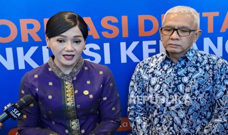 Kepala Eksekutif Pengawas Perilaku Pelaku Usaha Jasa Keuangan, Edukasi dan Pelindungan Konsumen OJK Friderica Widyasari Dewi (kiri) dan Deputi Bidang Koordinasi Ekonomi Digital, Ketenagakerjaan, dan Usaha Mikro, Kecil dan Menengah Kemenko Perekonomian Rudy Salahuddin (kanan) menjelaskan mengenai kerja sama OJK dan Kemenko Ekonomi dalam transformasi digital untuk mendorong inklusi keuangan di Gedung Kemenko Ekonomi, Jumat (2/2/2024). 