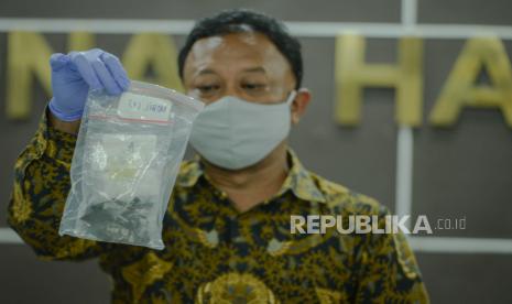 Komisioner Komnas HAM Choirul Anam menunjukkan barang bukti hasil penyelidikan saat konferensi pers di gedung Komnas HAM, Jakarta, Selasa (16/2). Komnas HAM menyerahkan barang bukti sebanyak 16 item terkait tewasnya enam laskar Front Pembela Islam (FPI) antara lain proyektil peluru, serpihan mobil, rekaman video dari Jasa Marga serta foto dari pihak FPI kepada Bareskrim Polri. Republika/Thoudy Badai