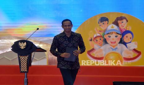 Mendikbudristek Nadiem Anwar Makarim usai memberikan arahan dalam acara Puncak Apresiasi Talenta Berprestasi dan Mitra 2022 di Gedung A Kemendikbudristek, Jakarta, Selasa (20/12/2022). Dalam acara tersebut Republika mendapatkan apresiasi sebagai mitra media atas kontribusinya dalam mendukung dan menyukseskan ajang talenta 2022. Nadiem tiadakan tes calistung sebagai syarat masuk SD.