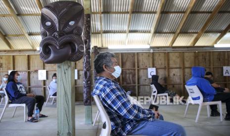 Warga Selandia Baru menunggu untuk divaksinasi di pusat vaksinasi Manurewe Marae di Auckland, Selandia Baru, Sabtu, 21 Oktober 2021. Aturan pembatasan selama tiga bulan dilonggarkan sehingga pertokoan Auckland dibuka. Ilustrasi.