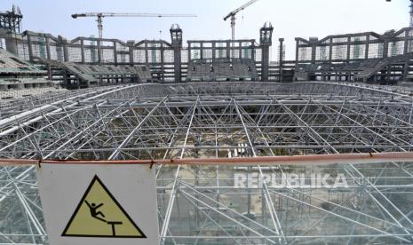 Suasana proyek pembangunan Jakarta International Stadium di Tanjung  Priok, Jakarta, Senin (7/6/2021). Proyek pembangunan stadion berkapasitas  82.000 penonton itu hingga Kamis (3/6) telah mencapai 58,2 persen dan saat ini telah memasuki proses pengangkatan rangka atap bangunan. 