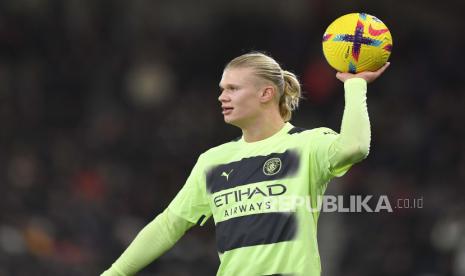 Pemain Manchester City Erling Haaland memegang bola pada pertandingan sepak bola Liga Utama Inggris antara AFC Bournemouth vs Manchester City di Bournemouth, Inggris, Ahad (26/2/2023) dini hari WIB.