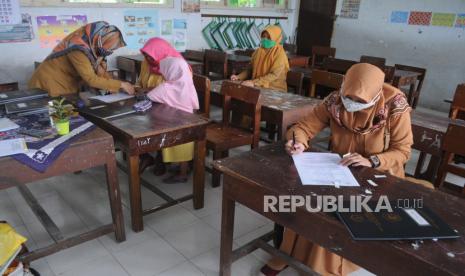 Orang tua siswa membuat surat pernyataan guna mengikuti Pembelajaran Tatap Muka (PTM) untuk anaknya  (ilustrasi)