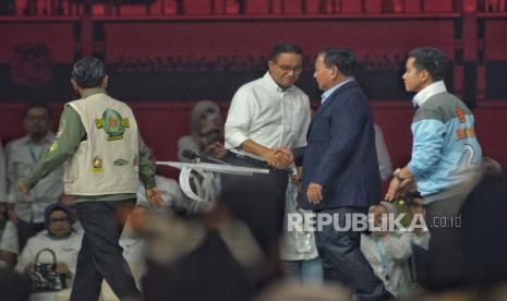 Capres nomor urut 1 Anies Baswedan  berjabat tangan dengan Capres nomor urut 2 Prabowo Subianto usai Debat Keempat Pilpres 2024 di Jakarta Convention Center (JCC), Jakarta, Ahad (21/1/2024). Debat Keempat Pilpres 2024 mengangkat tema terkait pembangunan berkelanjutan, sumber daya alam, lingkungan hidup, energi, pangan, agraria, masyarakat adat dan desa