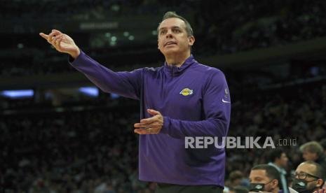 Frank Vogel. Ia kini bukan lagi pelatih Lakers.