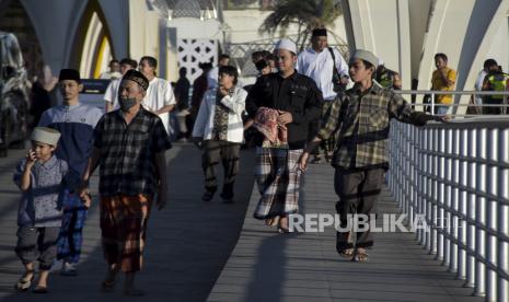 Umat muslim berjalan keluar usai melaksanakan Sholat Idul Adha 1444 Hijriah di Masjid Raya Al Jabbar, Gedebage, Kota Bandung, Jawa Barat, Kamis (29/6/2023). Pemerintah Provinsi Jawa Barat menggelar Sholat Idul Adha 1444 Hijriah perdana di Masjid Raya Al Jabbar serta dihadiri oleh ribuan masyarakat dari berbagai daerah di kawasan Bandung Raya.