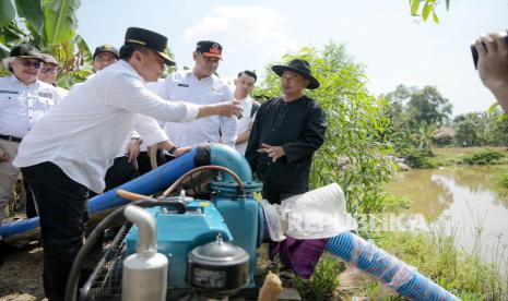 Sekda Jabar Herman Suryatman melaksanakan Monitoring dan Evaluasi program Pompanisasi di Desa Wanasari, Kecamatan Bangodua, Kabupaten Indramayu, Rabu (3/6/2024).