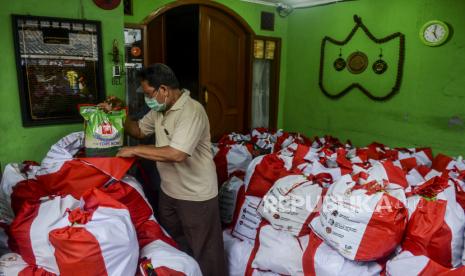 Warga melihat Bantuan Sosial (Bansos) Presiden saat distribusi di kawasan Kebon Jeruk, Jakarta, Ahad (3/5). Presiden Joko Widodo (Jokowi) meminta agar data penerima bantuan sosial dibuka secara transparan kepada publik sehingga tak menimbulkan kecurigaan di masyarakat. 