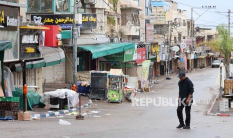  A view of closed shops during a general strike in the West Bank city of Tulkarem, 03 January 2023. Tulkarem, Jenin, Nablus, Ramallah, Al-Khalil, are among the Palestinian cities in the West Bank observing a general strike in response to the assassination of senior Hamas official Saleh Al-Arouri in the Lebanese capital Beirut a day earlier. According to Lebanese state media, at least six people were killed in an explosion following an Israeli drone strike, including Hamas deputy head Saleh al-Arouri, in Beirut on 02 January evening. Hamas confirmed al-Arouri had been killed in the attack. Israel has not officially claimed responsibility.   