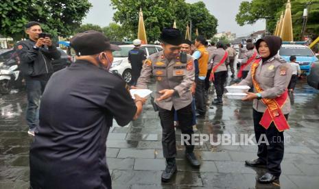 Polisi membagikan makanan untuk berbuka puasa kepada sejumlah warga di Taman Kota Tasikmalaya, Sabtu (25/3/2023).