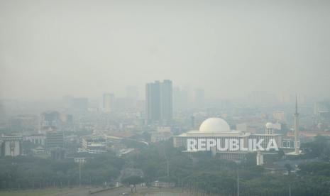 Suasana gedung-gedung bertingkat yang tertutup oleh kabut polusi di Jakarta, Selasa (25/7/2023).Berdasarkan data IQAir pukul 16.29 WIB, Jakarta tercatat menjadi kota dengan kualitas udara dan polusi terburuk di dunia dengan nilai indeks 168 atau masuk kategori tidak sehat. Pemprov DKI Jakarta menempuh kebijakan dengan memperbanyak penanaman pohon sebagai upaya untuk memperbaiki kualitas udara di Ibu Kota. 