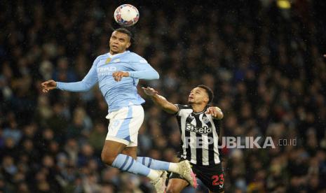 Bek Manchester City Manuel Akanji (kiri). 