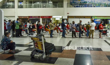 Calon penumpang antre untuk mengikuti vaksinasi COVID-19 di Bandara Kualanamu, Deli Serdang, Sumatra Utara, Selasa (6/7/2021). Angkasa Pura (AP) II Bandara Internasional Kualanamu bekerja sama dengan KKP Kemenkes Kelas 1 Medan membuka Layanan Vaksinasi bagi warga dan calon penumpang pesawat di lingkungan bandara tersebut. 