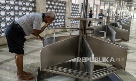 Seorang warga menggunakan air untuk berwudhu di Masjid Istiqlal, Jakarta, Senin (29/4/2024). Masjid Istiqlal menjadi salah satu masjid berkonsep ramah lingkungan dengan adanya instalasi pengolahan limbah air wudhu untuk turut menjaga lingkungan dan mengurangi kerusakan dalam jangka panjang serta mampu menghemat 36 persen penggunaan air.