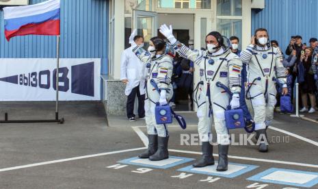  Sebuah foto selebaran yang disediakan oleh situs resmi Perusahaan Antariksa Negara Rusia ROSCOSMOS/Space Center South menunjukkan aktris kru utama SS-66 Yulia Peresild (kiri), kosmonot Anton Shkaplerov (tengah) dan sutradara film Klim Shipenko (kanan) selama pengiriman -upacara di Kosmodrom Baikonur sebelum peluncuran pesawat ruang angkasa Soyuz MS-19 ke Stasiun Luar Angkasa Internasional (ISS) di Kosmodrom Baikonur, Kazakhstan, 05 Oktober 2021. Peluncuran pesawat ruang angkasa Soyuz MS-19 yang membawa Stasiun Luar Angkasa Internasional (ISS) ekspedisi 66 anggota, kosmonot Rusia Anton Shkaplerov, sutradara film Klim Shipenko dan aktris Yulia Peresild, dijadwalkan pada 05 Oktober 2021. 