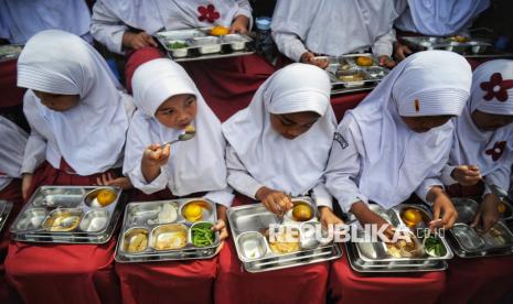 Para siswa menyantap hidangan Makan Bergizi Gratis (MBG) (ilustrasi). BGN akan menyiapkan makanan yang dapat dibawa ke rumah selama Ramadhan.