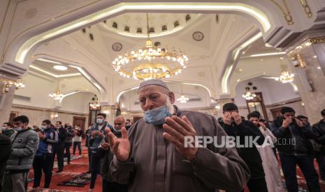 Ulama berbeda pendapat jumlah mengangkat tangan saat sholat. Ilustrasi sholat 