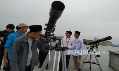 Penganatan hilal,  awal Ramadhan 1445 H yang digelar Fakultas Syariah dan Ruhul Islam Universitas Islam Bandung (Unisba), di Observatorium Albiruni Fakultas Syariah Unisba, Kota Bandung, Ahad (10/3/2024). Peralatan yang dipergunakan terdiri dari teropong digital computerize dan teropong manual.  Hasil dari pengamatan ini akan dilaporkan kepada Kementrian Agama Republik Indonesia sebagai bahan Itsbat Awal Ramdhan 1445 H. 