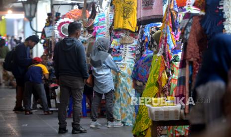 Pengunjung berbelanja cenderamata batik dan pakaian di Pasar Beringharjo, Yogyakarta, Sabtu (21/5/2022) malam. Salah satu ikon Yogyakarta untuk berbelanja batik, Pasar Beringharjo kini beroperasi hingga malam hari. Sekarang pasar tradisional ini buka hingga pukul 21.00 WIB. Sebanyak 914 dari 1.535 pedagang bagian Barat berpartisipasi dalam uji coba operasional malam Pasar Beringharjo. Jumlah itu sudah mencapai 59,5 persen total pedagang yang ada di keseluruhan Pasar Beringharjo.