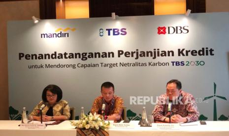 Genjot Target Netral Karbon PT TBS Energi Utama Tbk, Bank Mandiri dan Bank DBS teken kerjasama sindikasi (Ki-Ka) Direktur Corporate Banking Bank Mandiri Susana Indah Kris Indriati bersama Presiden Direktur PT TBS Energi Utama Tbk Dicky Yordan dan Direktur Institutional Banking Bank DBS Indonesia Kunardy Lie meneken perjanjian kredit senilai 33 juta dolar AS. 