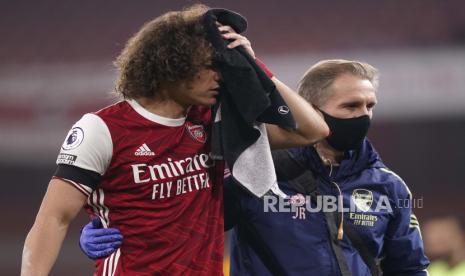 Pemain Arsenal David Luiz memegang handuk di luka di kepalanya setelah bentrok dengan Raul Jimenez dari Wolverhampton Wanderers selama pertandingan sepak bola Liga Premier Inggris antara Arsenal dan Wolverhampton Wanderers di Stadion Emirates, London, Minggu, 29 November 2020. 