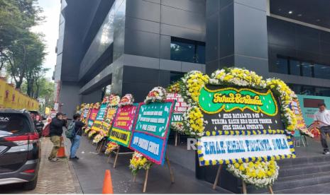 Sejumlah karangan bunga terpajang di depan kantor PSSI, GBK Arena pada Kamis (30/3/2023). 