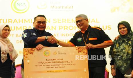 Direktur Bisnis Ritel PT Bank Muamalat Indonesia Tbk Purnomo B. Soetadi (kedua kiri),  Head of Consumer Financing Business PT Bank Muamalat Indonesia Tbk Astri Piesca Rini  kiri) berfoto bersama Direktur Operasional NRA Group Andi Bachtiar Gani (kedua kanan), Direktur Marketing NRA Indah Jamhari  (kanan), dalam silaturahmi dan peresmian kerja sama produk pembiayaan Prohajj Plus di Bandung, Senin, (31/10). 