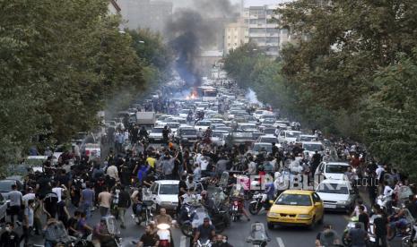 Pada hari Rabu, 21 September 2022, foto yang diambil oleh seorang individu yang tidak dipekerjakan oleh Associated Press dan diperoleh oleh AP di luar Iran, pengunjuk rasa meneriakkan slogan-slogan selama protes atas kematian seorang wanita yang ditahan oleh polisi moral, di pusat kota Teheran, Iran. Warga Iran melihat akses mereka ke Instagram, salah satu dari sedikit platform media sosial Barat yang masih tersedia di negara itu, terganggu pada hari Rabu setelah hari-hari protes massal.