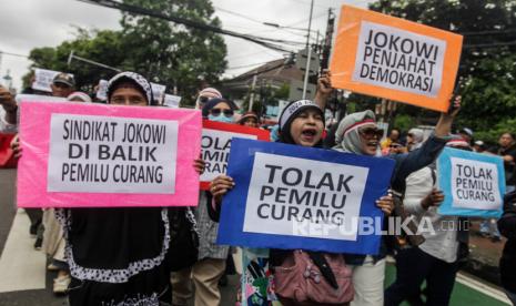 Sejumlah massa aksi melakukan unjuk rasa di depan gedung KPU, Jakarta, Jumat (16/2/2024). Dalam unjuk rasa tersebut massa aksi meminta KPU bersikap netral dan tidak melakukan kecurangan dalam penyelenggaraan Pemilu.