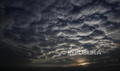 Matahari terbenam di balik awan yang berbentuk pola di Kolkata, India, Senin, (18/5). Bangladesh telah mengajukan banding ke PBB untuk menyelesaikan perselisihan demarkasi maritim dengan India di Teluk Benggala selatan. 