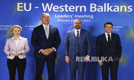 Dari kiri, Presiden Komisi Eropa Ursula von der Leyen, Presiden Montenegro Milo Dukanovic, Presiden Dewan Eropa Charles Michel dan Presiden Prancis Emmanuel Macron berfoto bersama selama KTT Uni Eropa di Brussels, Kamis, 23 Juni 2022. Para pemimpin Uni Eropa sedang diharapkan untuk menyetujui Kamis proposal untuk memberikan Ukraina status kandidat Uni Eropa, langkah pertama panjang menuju keanggotaan. Proses perluasan yang terhenti untuk memasukkan negara-negara Balkan Barat ke dalam blok itu juga menjadi agenda mereka di KTT di Brussels.