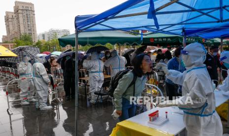  Seorang wanita menjalani tes COVID-19 di Beijing, China, 27 April 2022. Beijing melanjutkan pengujian massal di 11 distrik ke lebih dari 20 juta penduduk karena kota itu mencatat 34 kasus COVID-19, tertinggi sejak varian Omicron tercatat pada 22 April.