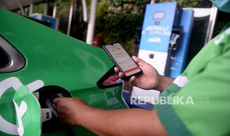 Seorang pengemudi mengisi daya mobil listrik dengan memanfaatkan aplikasi PLN Charge.IN di di Stasiun Pengisian Kendaraan Listrik Umum (SPKLU) PLN di Kantor PLN Disjaya, Gambir, Jakarta, Jumat (29/1). Pemerintah mengusulkan perubahan tarif pajak penjualan atas barang mewah (PPnBM) kendaraan mobil listrik. 