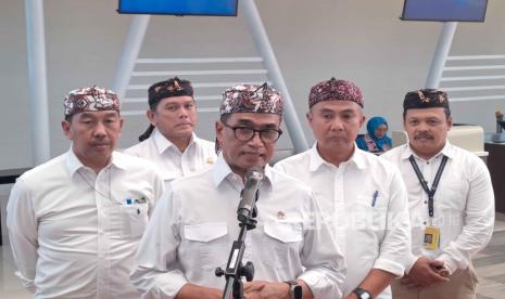 Menteri Perhubungan Budi Karya Sumadi, Pejabat Gubernur Jawa Barat Bey Machmudin, Direktur Utama AP II Muhammad Awaluddin, dan Direktur Utama Bandara Internasional Jawa Barat Muhamad Singgih tengah memberikan penjelasan kepada media di Bandara Kwrtajati, Majalengka, Jawa Barat, Rabu (18/10/2023). 