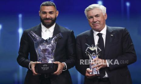  Pemain Real Madrid Karim Benzema (kiri) dan pelatih Madrid Carlo Ancelotti (kanan) berpose dengan penghargaan untuk pemain dan pelatih terbaik di Eropa  di Istanbul, Turki, 25 Agustus 2022 .