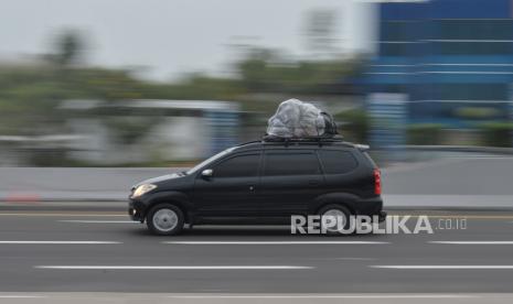 Kendaraan pemudik melintas di gerbang Tol Cikampek Utama Jawa Barat, Selasa (18/4/2023). Arus laliu lintas tol Jakarta-Cikampek hingga gerbang Tol Cikampek Utama terpantau ramai lancar.