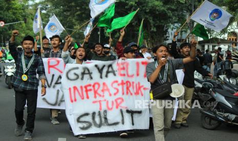 Puluhan mahasiswa yang tergabung dalam Pengurus Wilayah Pelajar Islam Indonesia Jawa Barat menggelar aksi Refleksi Pendidikan Jawa Barat, di depan Gedung Sate, Kota Bandung, Senin (6/2/2023). Aksi tersebut di antaranya menuntut pembenahan kualitas dan kuantitas infrastruktur pendidikan, sejahterakan nasib guru honorer, dan ciptakan pendidikan yang demokratis di Jawa Barat.