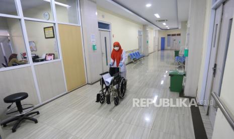 Tenaga kesehatan menyiapkan fasilitas untuk ruang isolasi COVID-19 di RSUD Indramayu, Jawa Barat, Selasa (22/2/2022). Untuk mengantisipasi lonjakan kasus COVID-19 terutama varian Omicron, RSUD Indramayu menyiapkan tambahan ruang isolasi bagi pasien COVID-19 dengan jumlah tempat tidur sebanyak 110 unit. 