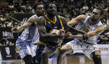 Pebasket Satria Muda Pertamina Jakarta Brachon Lanait Griffin (tengah) berebut bola dengan pebasket Prawira Bandung saat pertandingan Semifinal IBL Tokopedia 2022 di Gor C-Tra Arena Bandung, Kota Bandung, Ahad (21/8/2022). Dalam pertandingan tersebut, Satria Muda Pertamina Jakarta berhasil mengalahkan Prawira Bandung dengan skor 73-54.